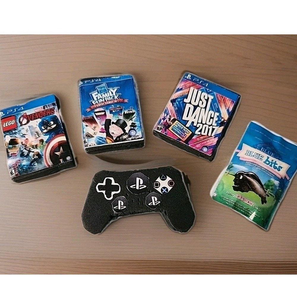 Lot 5 Miniatures Toys PlayStation Controller PS4 Games Lego Avengers, Just Dance